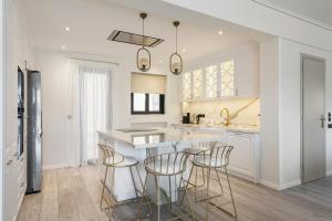 Luxury 3-BD condo with 80sqm balcony in Glifada