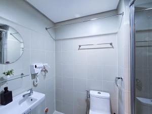 1BR Condotel with Balcony at FAME Residences #FM14-1