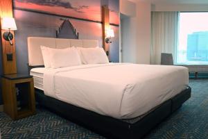 One-Bedroom Queen Suite - Non-Smoking room in Fort Pontchartrain Detroit a Wyndham Hotel