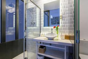 Superior King Room with Private Bathroom room in Cami Gallery Barcelona