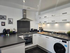 TownStay- Modern 2 bedroom apartment with en-suite
