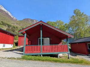 Two-Bedroom Cottage with Shared Shower  room in Oldevatn Camping