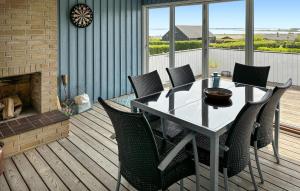 3 Bedroom Stunning Home In Øster Assels