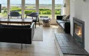 3 Bedroom Stunning Home In Øster Assels