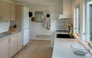 3 Bedroom Stunning Home In Øster Assels