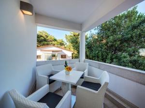 "ROOMS KEKELY" no kitchen