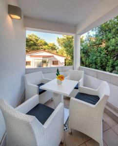 "ROOMS KEKELY" no kitchen