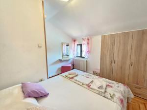 VILLA VERA Apartments with pool, 200 m from the beach