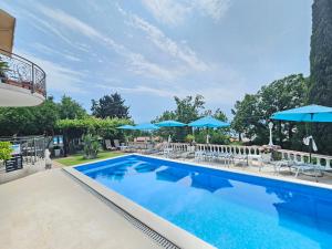 VILLA VERA Apartments with pool, 200 m from the beach