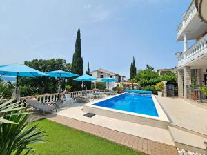 VILLA VERA Apartments with pool, 200 m from the beach 