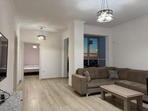 Spacious 2BR Apartment Walk in Closet Stunning Sunset Views