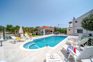 Holiday house with Pool Villa Maja
