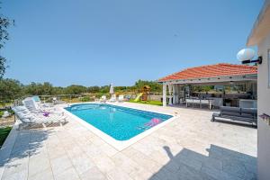 Holiday house with Pool Villa Maja