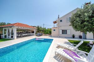 Holiday house with Pool Villa Maja
