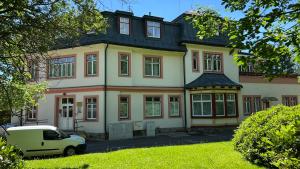 Mountain Peak Apartment