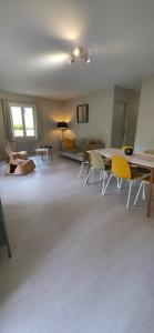 Maisons de vacances Gite Charmant avec Piscine et Terrasse en Provence MDV : photos des chambres