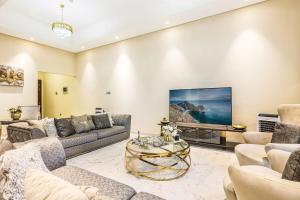 Stylish 4BR Family Villa Easy Access to Dubai Marina & Expo City