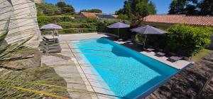 Maisons de vacances Gite Charmant avec Piscine et Terrasse en Provence MDV : Maison 3 Chambres