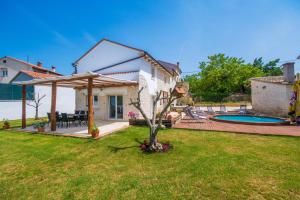 Villa Milena, a Rustic Summer Haven with Pool, Pets Welcome!