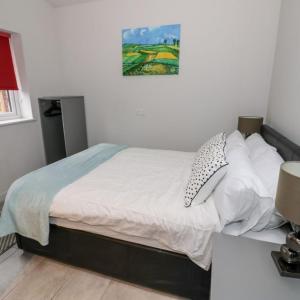 Entire cottage close to Coventry City Centre with 4 en suite bedrooms and gated parking