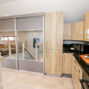 Entire cottage close to Coventry City Centre with 4 en suite bedrooms and gated parking