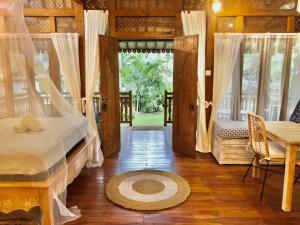 Ubud Auroville bright wooden home with kitchen