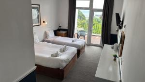 Superior Triple Room with Sea View room in Richmond Hotel
