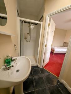 Large 4 Bedroom 5 Bathroom Property