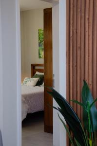 Ellara Escapes - Modern 1-Bedroom Apartment with Hill View - Sodnac, Quatre Bornes