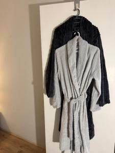 Serene waterfront escape! Luxury, King bed!