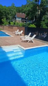 Larso Lux, free swimming pools & parking