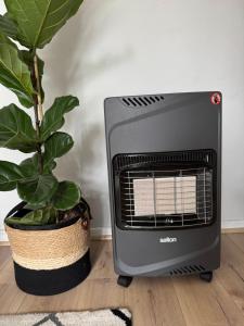 Serene waterfront escape! Luxury, King bed!