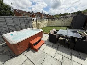 Charming 3-Bedroom with Large Hot-Tub, Free Parking & Pet friendly