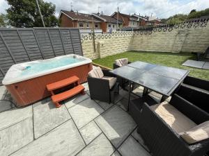 Charming 3-Bedroom with Large Hot-Tub, Free Parking & Pet friendly