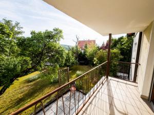 Sunroom 2 Bed Apartment West Town B17