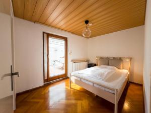 Sunroom 2 Bed Apartment West Town B17