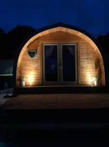 Jacobs Den Cosy pod with hot tub