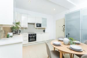 Rentero Central Two Bedroom Apartment in Prague - Two bathroom - Parking