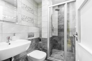 Rentero Central Two Bedroom Apartment in Prague - Two bathroom - Parking