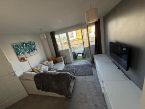 Stylish Marina Apartment with Stunning Views