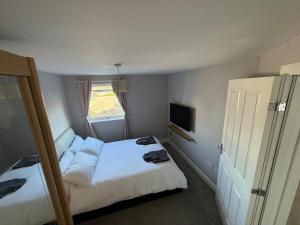 Stylish Marina Apartment with Stunning Views