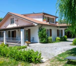 Villa Glicine Casa Vacanze con Piscina e Camino ad Apecchio, Marche