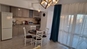 Central Zen Loft - Comfort & Space for Groups - 3 Double Beds, 2 Baths