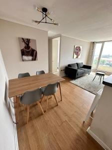 Cerca del aeropuerto, mall, Suractivo, casino, y todo !!