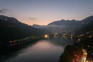 Alaya Stays Headingly Suites Lake-Facing 2 BHK Retreat Just Above Mall Road