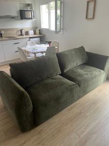 Appartements Studio wifi, parking privatif prive, clim, proche plage et polygone riviera : photos des chambres