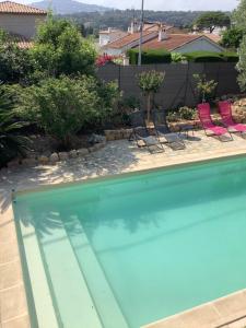 chambres dhôtes en rez de villa avec piscine