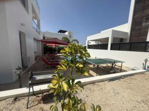 Villa Sunny Breeze In A Prime Spot Near Everything