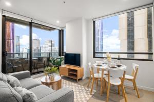 Skyline CBD Retreat - Pool & Stunning Views