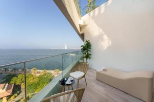 Dejaview Stays Luxury Apartment with Private Terrace, Burj & Sea View